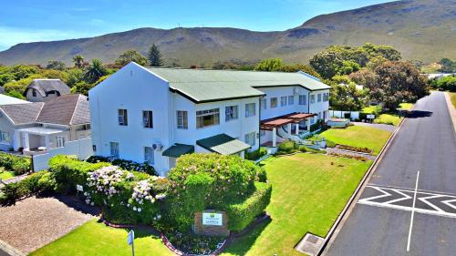 Exterior view, Fairway Holiday Accommodation in Hermanus Exterior view, Fairway Holiday Accommodation in Hermanus