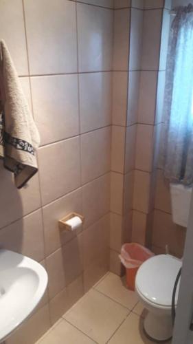 Kamar Mandi, Greenhill Chalets Grootfontein in Grootfontein Kamar Mandi, Greenhill Chalets Grootfontein in Grootfontein