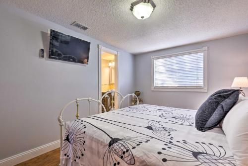 Guestroom, Cozy Home in Heart of Tampa with Lanai and Pool! in Golfwood Estates Guestroom, Cozy Home in Heart of Tampa with Lanai and Pool! in Golfwood Estates