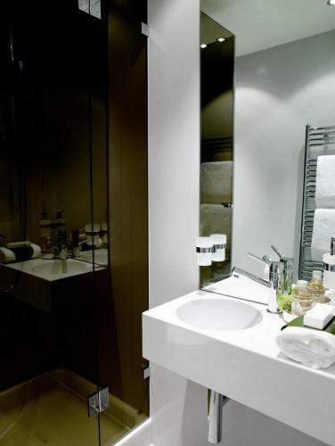 Bathroom, VISIONAPARTMENTS Binzmuhlestrasse 46 - contactless check-in near Theater 11 Bathroom, VISIONAPARTMENTS Binzmuhlestrasse 46 - contactless check-in near Theater 11