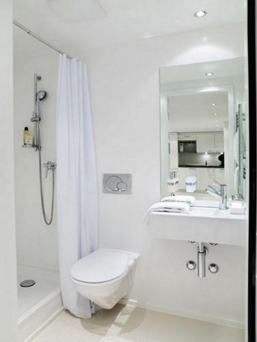 Bathroom, VISIONAPARTMENTS Binzmuhlestrasse 46 - contactless check-in near Theater 11 Bathroom, VISIONAPARTMENTS Binzmuhlestrasse 46 - contactless check-in near Theater 11