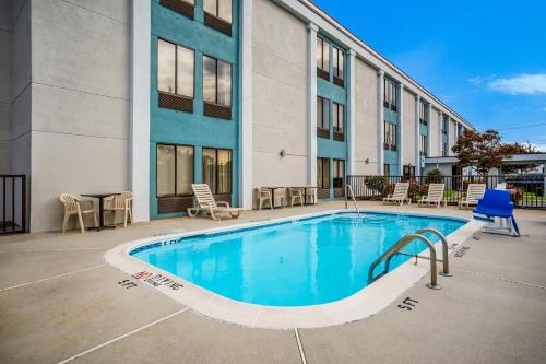 泳池, 凱藝酒店 - 近傑克遜維爾勒讓恩營舍 (Quality Inn Jacksonville near Camp Lejeune) in 阿什塔比拉 (NC) 泳池, 凱藝酒店 - 近傑克遜維爾勒讓恩營舍 (Quality Inn Jacksonville near Camp Lejeune) in 阿什塔比拉 (NC)