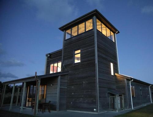 Idyllic ocean front beach house - Waikawa Beach in Featherston Idyllic ocean front beach house - Waikawa Beach in Featherston
