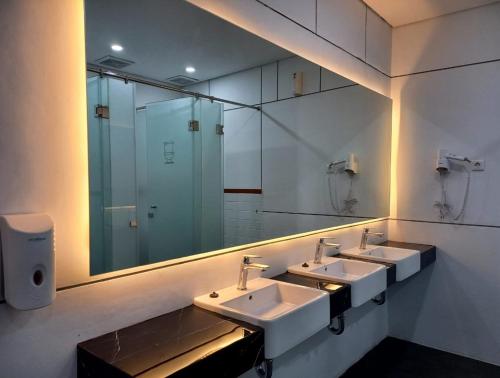 Salle de bain, Nindya Biodistrict Hotel in Bandung Salle de bain, Nindya Biodistrict Hotel in Bandung