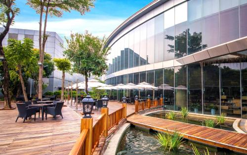 Restaurant, Crowne Plaza Huizhou By IHG in Huizhou Restaurant, Crowne Plaza Huizhou By IHG in Huizhou