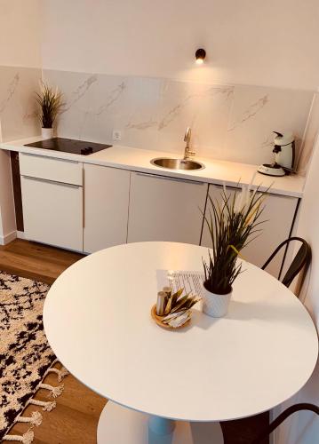 An der Uni Klinik Homburg, Neueroffnung Exklusiv neu renoviertes Apartment mit Kuche und Badezimmer in Homburg An der Uni Klinik Homburg, Neueroffnung Exklusiv neu renoviertes Apartment mit Kuche und Badezimmer in Homburg