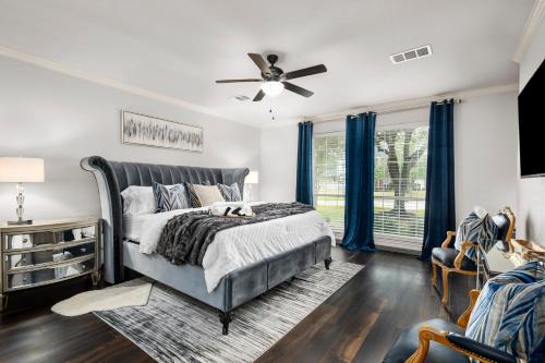 Upscale Cypress Stay Pool Hot Tub EV Sleeps 20 in Cypress Upscale Cypress Stay Pool Hot Tub EV Sleeps 20 in Cypress