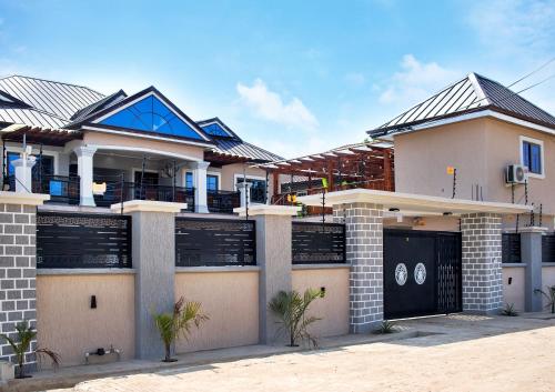 Yussals Apartments in Ngleshi Amanfro Yussals Apartments in Ngleshi Amanfro
