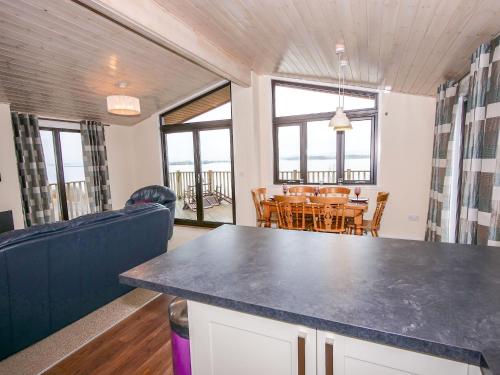 Chalet Loch Leven Lodge by Interhome in Kinross Chalet Loch Leven Lodge by Interhome in Kinross