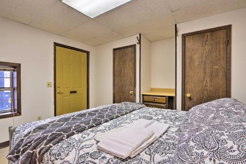Pet-Friendly Apartment with Shared Fishing Pond in Lebanon (MO) Pet-Friendly Apartment with Shared Fishing Pond in Lebanon (MO)