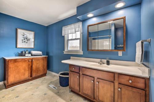 Inviting Ashland Farmhouse 7 Mi to Downtown! in Ashland (OH) Inviting Ashland Farmhouse 7 Mi to Downtown! in Ashland (OH)