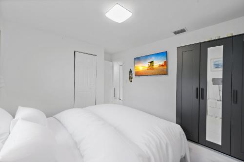 **MODERN 3BEDROOM W/ STUNNING BACKYARD AREA** near Hooters **MODERN 3BEDROOM W/ STUNNING BACKYARD AREA** near Hooters