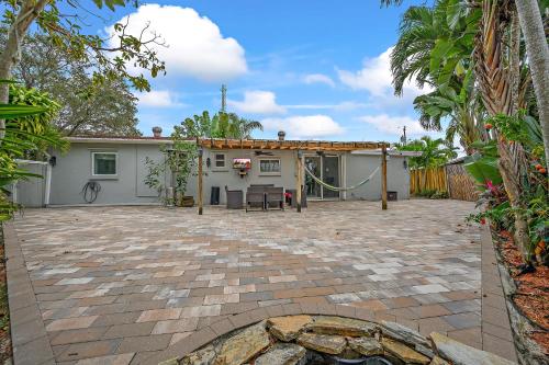 **MODERN 3BEDROOM W/ STUNNING BACKYARD AREA** near Hooters **MODERN 3BEDROOM W/ STUNNING BACKYARD AREA** near Hooters