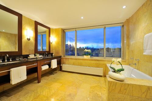 화장실, 리젠트 바르샤바 호텔 (Regent Warsaw Hotel) in 바르샤바 화장실, 리젠트 바르샤바 호텔 (Regent Warsaw Hotel) in 바르샤바