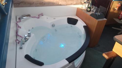 Υδρομασάζ, Navire Gîte insolite avec jacuzzi (Navire Gite insolite avec jacuzzi) in Locmiquélic Υδρομασάζ, Navire Gîte insolite avec jacuzzi (Navire Gite insolite avec jacuzzi) in Locmiquélic
