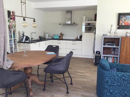 مطبخ, Genieten in een luxe vakantiewoning, dichtbij het IJsselmeer en strand in Warns مطبخ, Genieten in een luxe vakantiewoning, dichtbij het IJsselmeer en strand in Warns