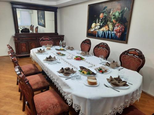 طعام و مشروبات, Готельно-ресторанний комплекс «Тополя» (Готельно-рестораннии комплекс «Тополя») in Samostrely طعام و مشروبات, Готельно-ресторанний комплекс «Тополя» (Готельно-рестораннии комплекс «Тополя») in Samostrely