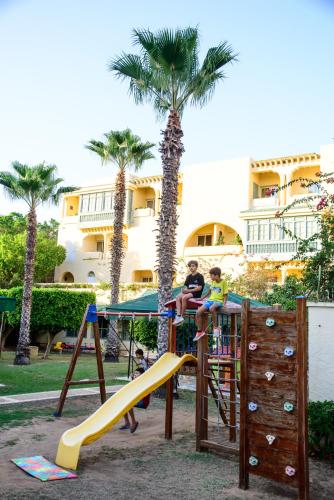 Παιδική χαρά, Suites Hotel Les Charmilles & Spa in Γκαμάρθ Παιδική χαρά, Suites Hotel Les Charmilles & Spa in Γκαμάρθ