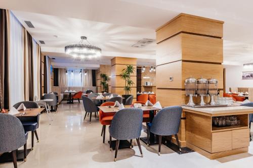 Restoran, Ramada by Wyndham Astana in Distrik Saryarka Restoran, Ramada by Wyndham Astana in Distrik Saryarka
