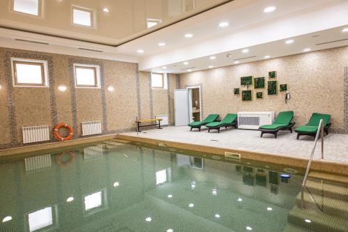 Kolam renang, Ramada by Wyndham Astana in Distrik Saryarka Kolam renang, Ramada by Wyndham Astana in Distrik Saryarka