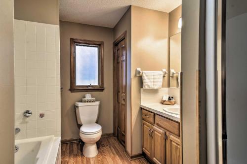 Bilik Mandi, Serene Orchard Park Apartment Large Yard and Patio! in Hamburg (NY) Bilik Mandi, Serene Orchard Park Apartment Large Yard and Patio! in Hamburg (NY)