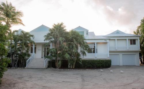 Turtle Nest Estate by Florida Keys Luxury Rentals in Lower Matecumbe Key Turtle Nest Estate by Florida Keys Luxury Rentals in Lower Matecumbe Key