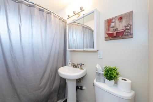 Bathroom, Cozy 2BR w/ Gym & Pool -15 mins to Mission Beach! in Bay Park Bathroom, Cozy 2BR w/ Gym & Pool -15 mins to Mission Beach! in Bay Park