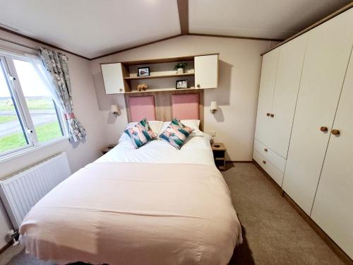 Robin Hood's Retreat in Flask Robin Hood's Retreat in Flask