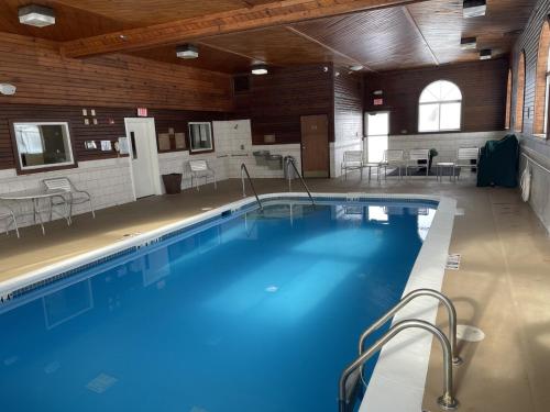 Swimming pool, Baymont by Wyndham Galesburg in Galesburg (IL) Swimming pool, Baymont by Wyndham Galesburg in Galesburg (IL)