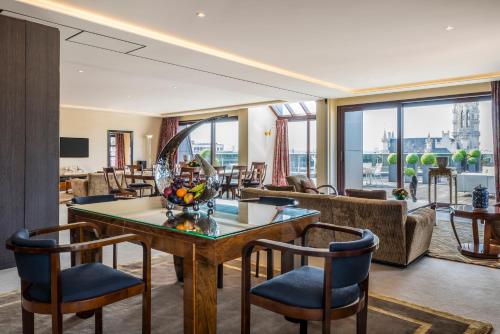 Faciliteiten, Warwick Brussels - Grand Place near Belgian Comic Strip Center Faciliteiten, Warwick Brussels - Grand Place near Belgian Comic Strip Center