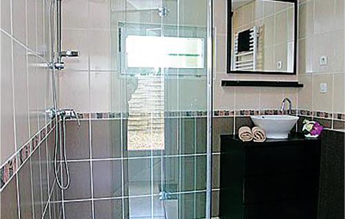 Bathroom, Lovely Home In Saumur With Wifi in La Metairie Bathroom, Lovely Home In Saumur With Wifi in La Metairie