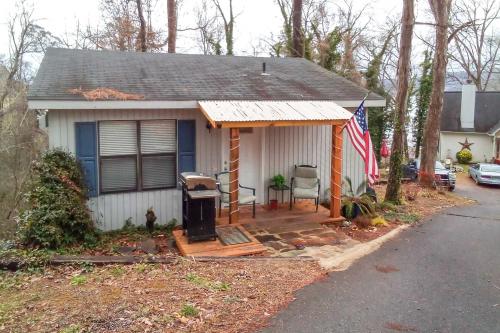 Paradise Cove Cabin with Boathouse and Dock in Guntersville (AL) Paradise Cove Cabin with Boathouse and Dock in Guntersville (AL)