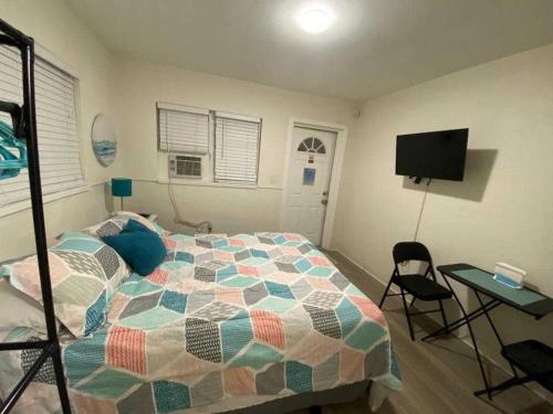 Guestroom, Sun Island Motel in St. Pete Beach (FL) Guestroom, Sun Island Motel in St. Pete Beach (FL)