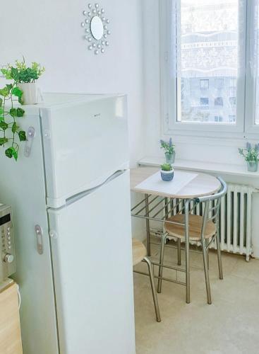 Chambre privee avec cle, WIFI dans appartement (SDB, WC, Cuisine, partages) in Juvisy Chambre privee avec cle, WIFI dans appartement (SDB, WC, Cuisine, partages) in Juvisy