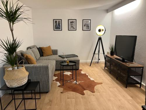 Guestroom, MODERNES HAUS FUR 7 GASTE 90m2 TV NETFLIX WLAN in Mömlingen Guestroom, MODERNES HAUS FUR 7 GASTE 90m2 TV NETFLIX WLAN in Mömlingen