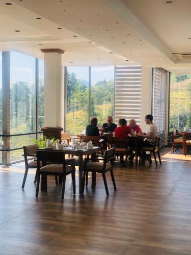 Restoran, Riverbank Resort Gampola in Udapalatha Restoran, Riverbank Resort Gampola in Udapalatha