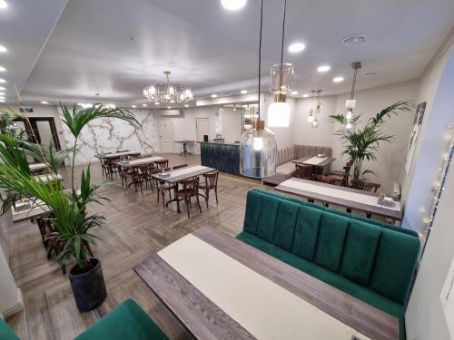 Restaurant, Emerald Hotel-NEW in Togliatti Restaurant, Emerald Hotel-NEW in Togliatti
