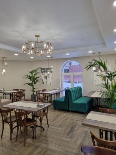 Restaurant, Emerald Hotel-NEW in Togliatti Restaurant, Emerald Hotel-NEW in Togliatti