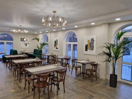 Restaurant, Emerald Hotel-NEW in Togliatti Restaurant, Emerald Hotel-NEW in Togliatti