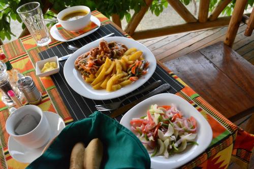 Makanan dan Minuman, Murchison Falls Bamboo Village in Masindi Makanan dan Minuman, Murchison Falls Bamboo Village in Masindi