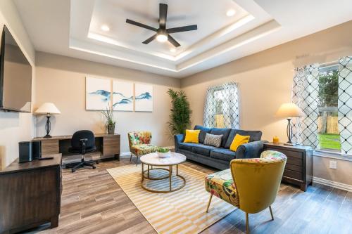 Brand New Lovely and Inviting 4 Bedroom Home in 시더 크레스트 Brand New Lovely and Inviting 4 Bedroom Home in 시더 크레스트