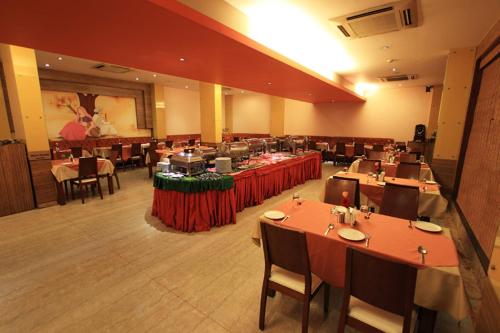 Restaurant, Parijatha Gateway Hotel near Orion Mall Restaurant, Parijatha Gateway Hotel near Orion Mall