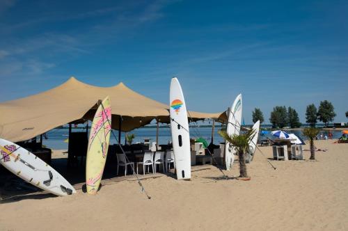Beach, Prachtig 6-persoons chalet aan het Veluwemeer dichtbij Harderwijk, Amersfoort en Zwolle in Hulshorst Beach, Prachtig 6-persoons chalet aan het Veluwemeer dichtbij Harderwijk, Amersfoort en Zwolle in Hulshorst