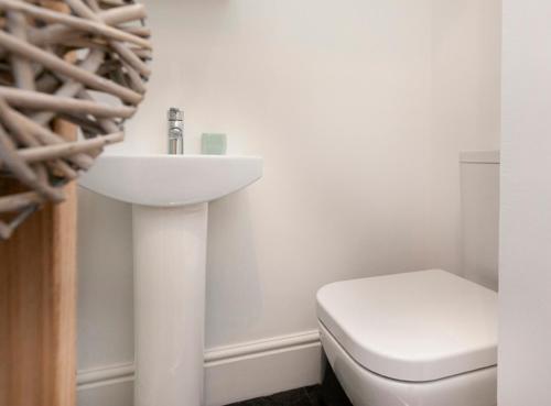Bathroom, Bowling Green Apartment - West Bridgford in Trent Bridge Bathroom, Bowling Green Apartment - West Bridgford in Trent Bridge