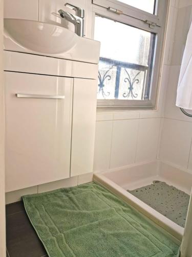 Bathroom, Just Suite Home - Superbe 2 pieces entre Paris et Orly, jardin prive in Villeneuve-Saint-Georges Bathroom, Just Suite Home - Superbe 2 pieces entre Paris et Orly, jardin prive in Villeneuve-Saint-Georges