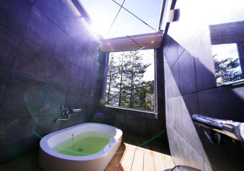 Vasca con acque termali, ATAMI SPRING TERRACE HOTEL near Atami Sun Beach Vasca con acque termali, ATAMI SPRING TERRACE HOTEL near Atami Sun Beach