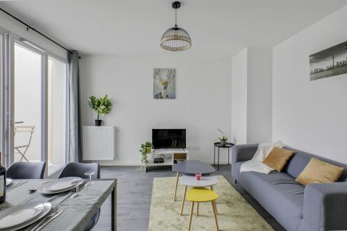 Guestroom, Chic apart with parking and balcony in Mantes-la-Ville Guestroom, Chic apart with parking and balcony in Mantes-la-Ville