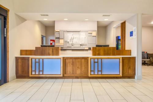 Lobby, Holiday Inn Express Hotel & Suites Custer in Custer (SD) Lobby, Holiday Inn Express Hotel & Suites Custer in Custer (SD)