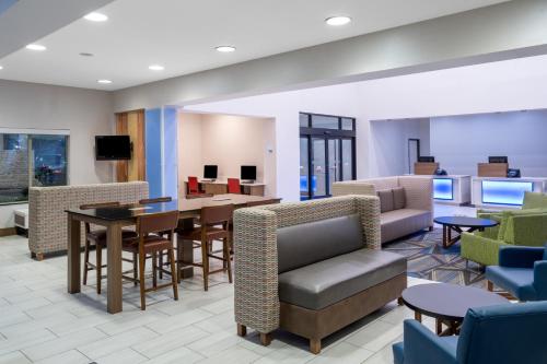 Экстерьер, Holiday Inn Express & Suites Dallas East-Fair Park, an IHG Hotel in Клермонт Экстерьер, Holiday Inn Express & Suites Dallas East-Fair Park, an IHG Hotel in Клермонт
