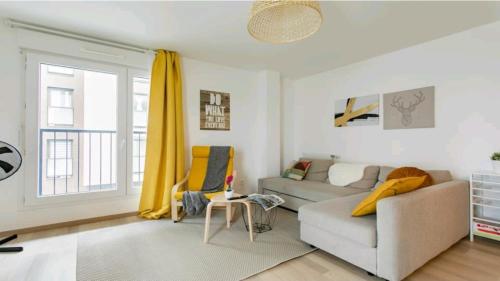 Guestroom, Luxury Apartment near Paris la Defense with secured Parking in Bois-Colombes Guestroom, Luxury Apartment near Paris la Defense with secured Parking in Bois-Colombes